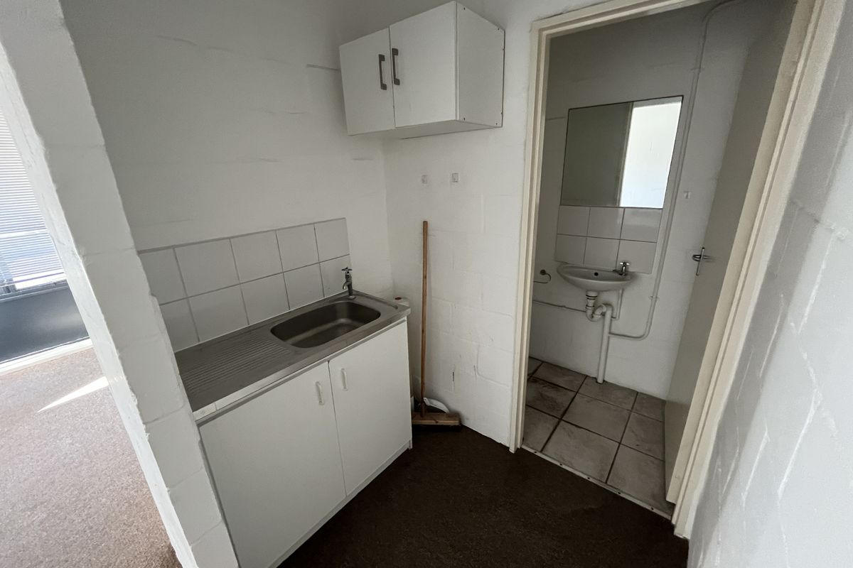Versatile Light Industrial Unit in Platinum Junction. - Photo 5