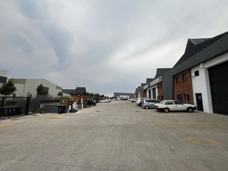 Sought-After 420m2 Warehouse & Office Unit in Rivergate Industrial Park - Photo 4