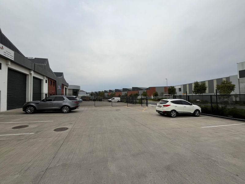 Sought-After 420m2 Warehouse & Office Unit in Rivergate Industrial Park - Photo 5