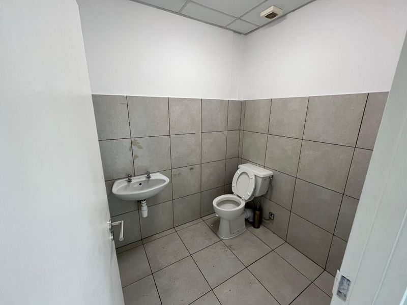 Sought-After 420m2 Warehouse & Office Unit in Rivergate Industrial Park - Photo 8