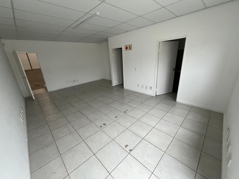 Sought-After 420m2 Warehouse & Office Unit in Rivergate Industrial Park - Photo 9