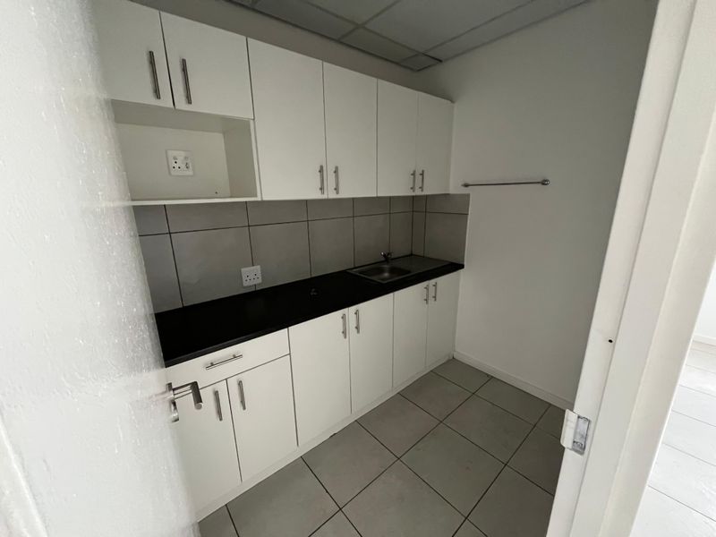 Sought-After 420m2 Warehouse & Office Unit in Rivergate Industrial Park - Photo 7