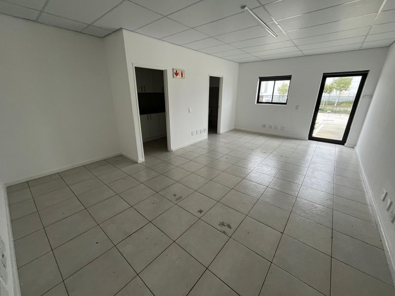 Sought-After 420m2 Warehouse & Office Unit in Rivergate Industrial Park - Photo 6