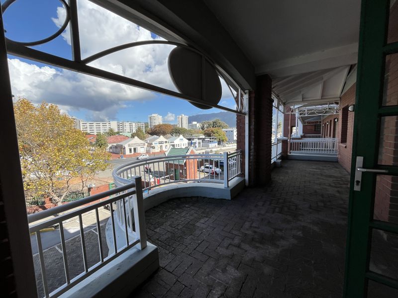 Light-Filled Corner Office with Wrap-Around Balcony. Brookside Office Park, Claremont - Photo 10