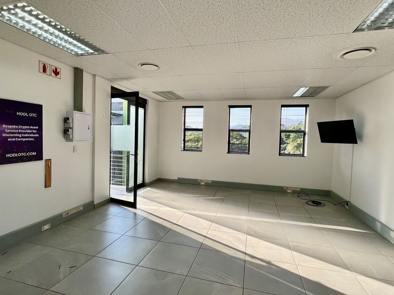 OFFICE SPACE TO LET - Photo 3