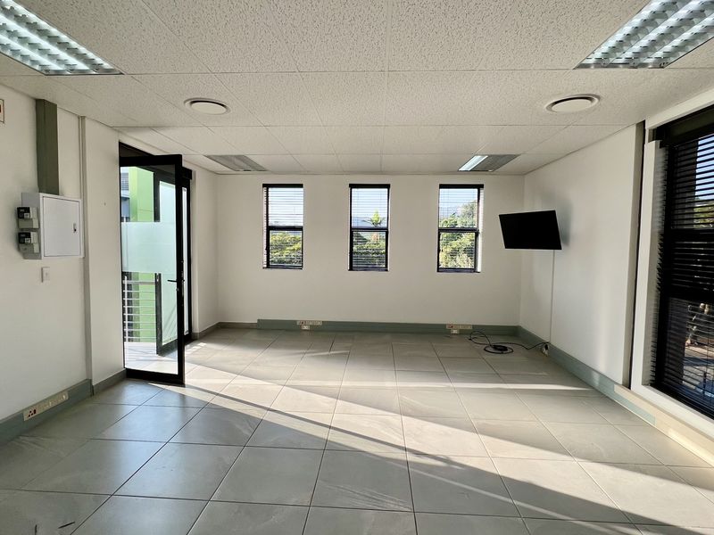 OFFICE SPACE TO LET - Photo 4