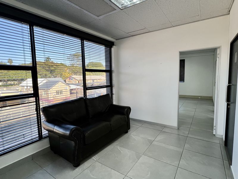 OFFICE SPACE TO LET - Photo 10