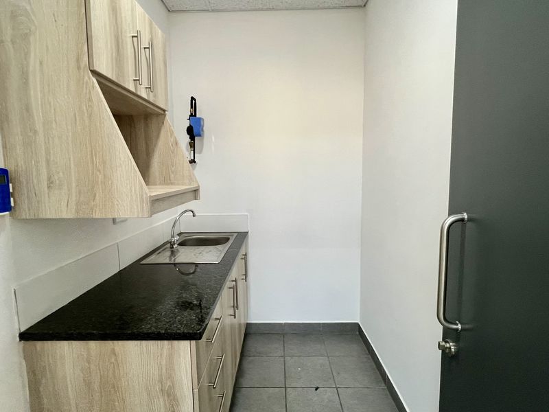 OFFICE SPACE TO LET - Photo 9