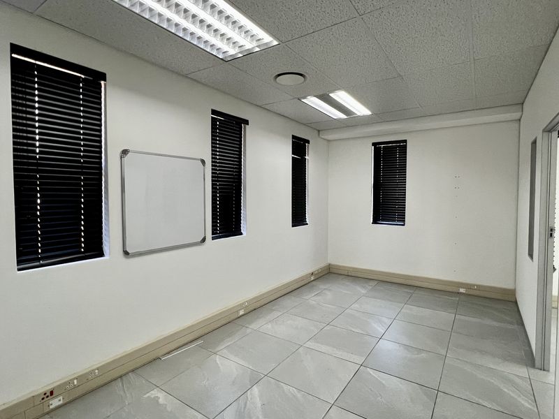 OFFICE SPACE TO LET - Photo 8