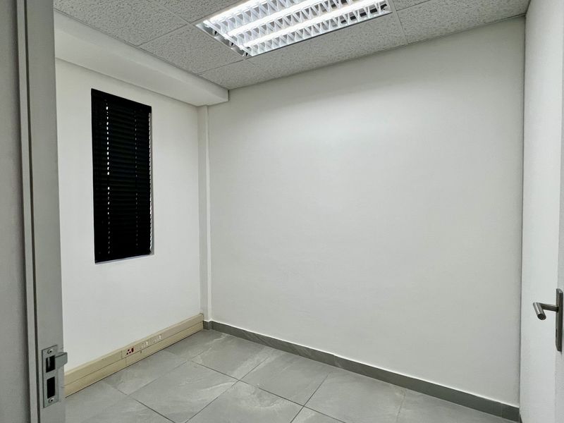 OFFICE SPACE TO LET - Photo 7