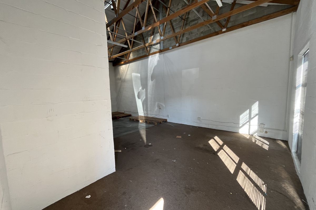 Versatile Light Industrial Unit with Flexible Open-Plan Layout - Photo 4