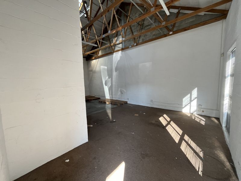 Versatile Light Industrial Unit with Flexible Open-Plan Layout - Photo 4