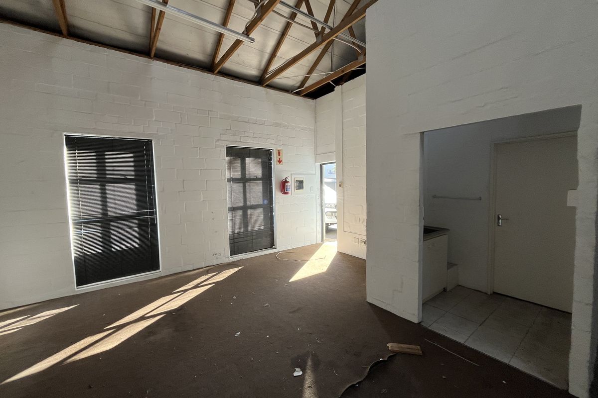Versatile Light Industrial Unit with Flexible Open-Plan Layout - Photo 5