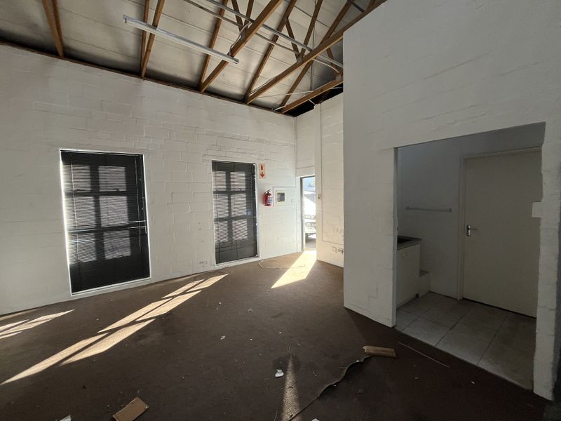 Versatile Light Industrial Unit with Flexible Open-Plan Layout - Photo 5