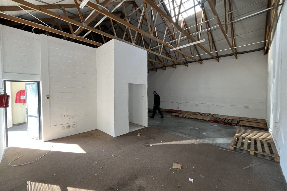 Versatile Light Industrial Unit with Flexible Open-Plan Layout - Photo 3