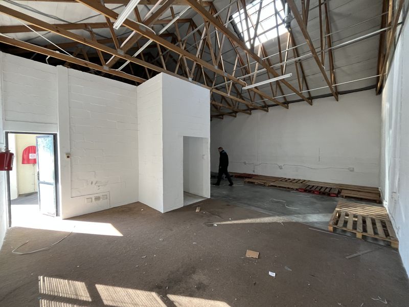 Versatile Light Industrial Unit with Flexible Open-Plan Layout - Photo 3