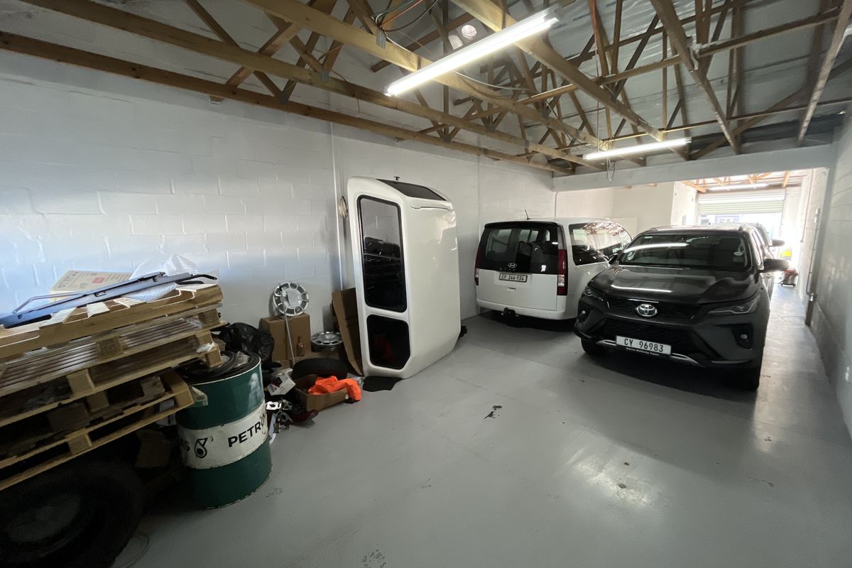 Strategic Dual-Access Warehouse in Milnerton Business Park. - Photo 2
