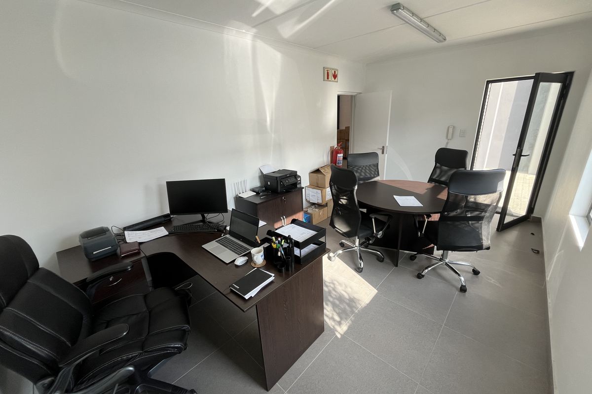 Modern Warehouse with Mezzanine in Secure Rivergate Business Park - Photo 3
