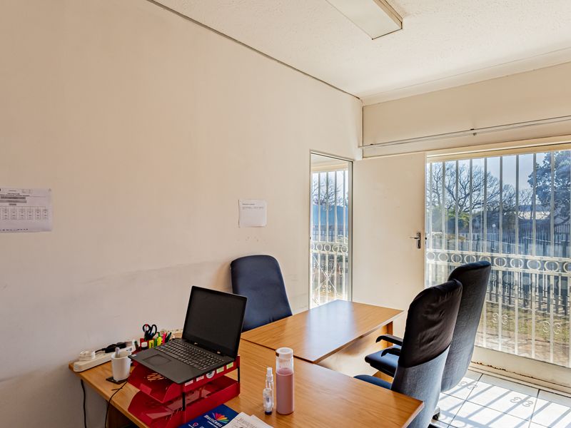 Unique Training / School / College / Conferencing Premises For Sale. - Photo 9
