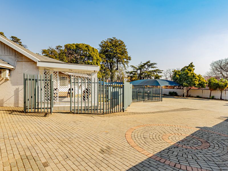 Unique Training / School / College / Conferencing Premises For Sale. - Photo 2