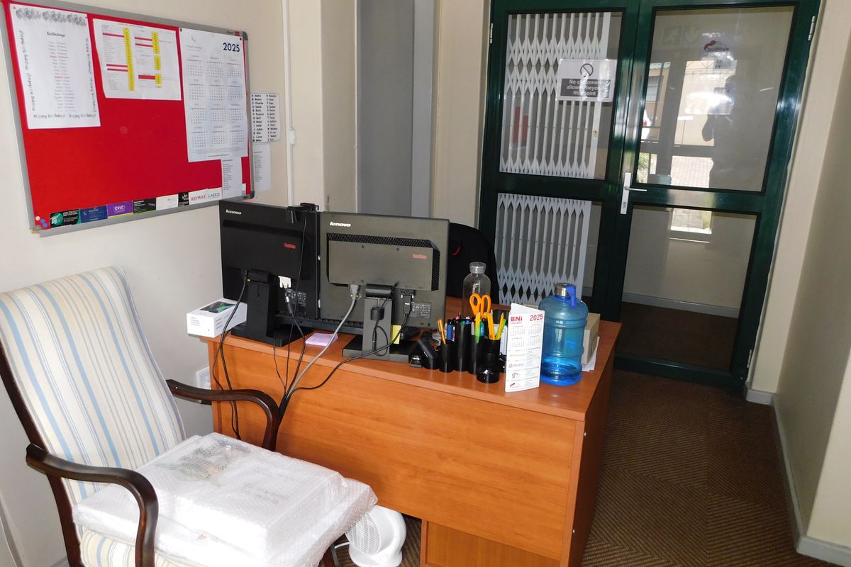Freehold Offices Five Minutes From The N1 Highway. - Photo 4