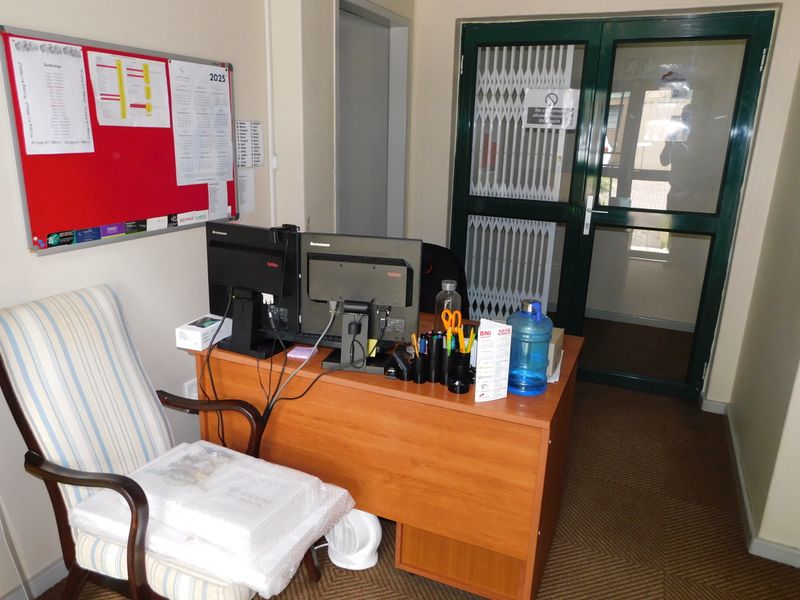 Freehold Offices Five Minutes From The N1 Highway. - Photo 4