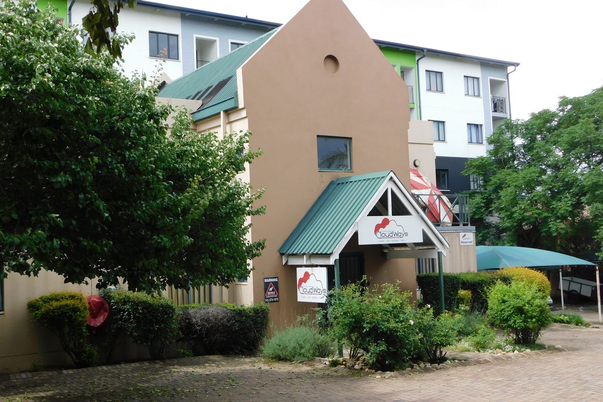 Freehold Offices Five Minutes From The N1 Highway. - Photo 2