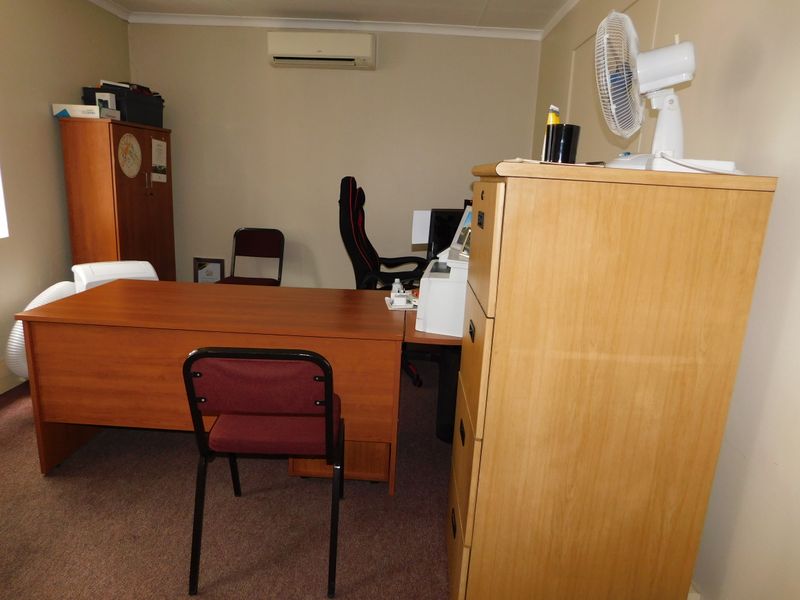 Freehold Offices Five Minutes From The N1 Highway. - Photo 9