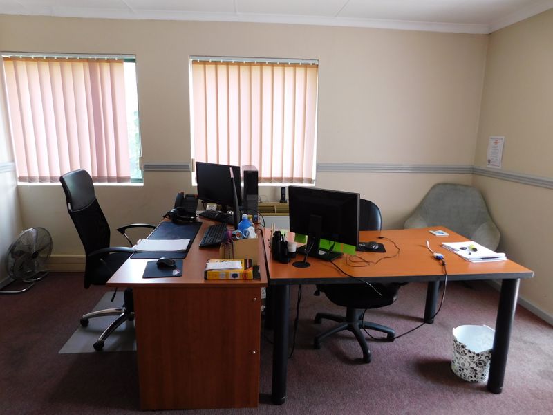 Freehold Offices Five Minutes From The N1 Highway. - Photo 10