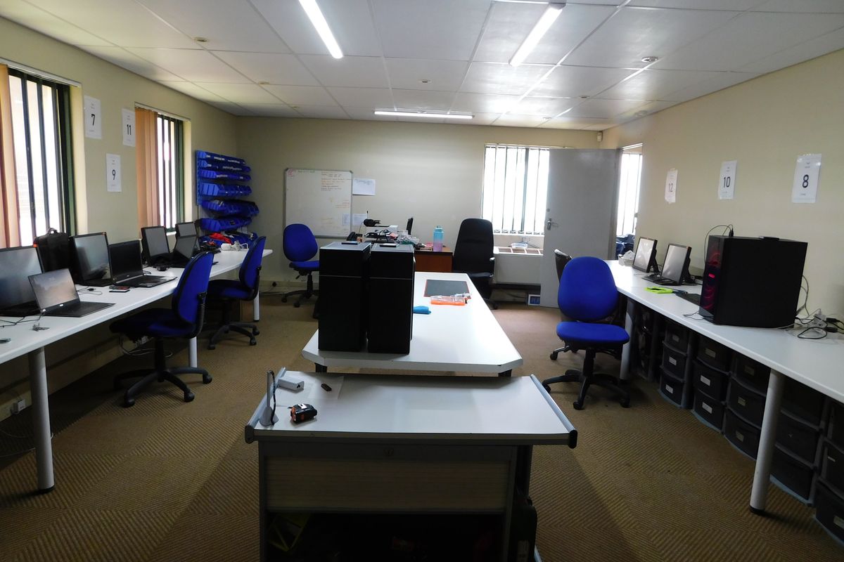 Freehold Offices Five Minutes From The N1 Highway. - Photo 5