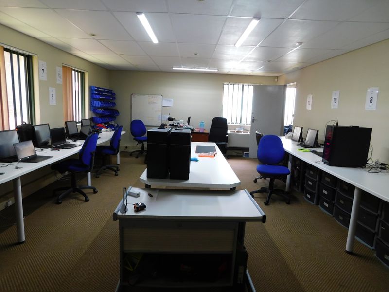 Freehold Offices Five Minutes From The N1 Highway. - Photo 5