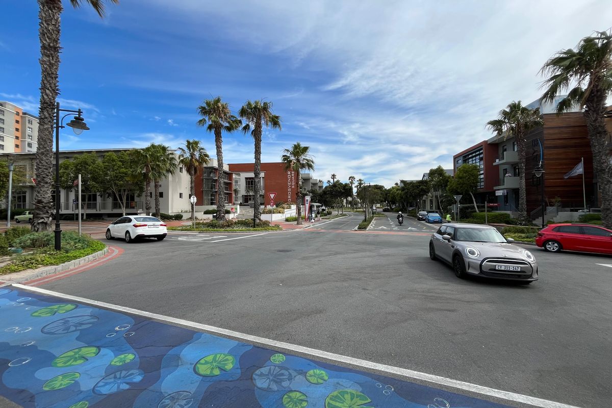 Elevate Your Business in Century City’s Premier Hyde Park House. Versatile 116 squares Office - Photo 2