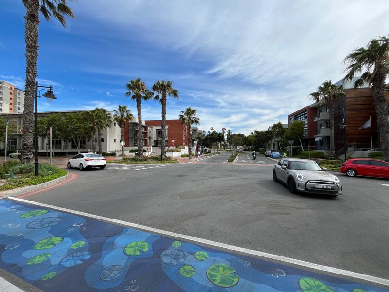 Elevate Your Business in Century City’s Premier Hyde Park House. Versatile 116 squares Office - Photo 2