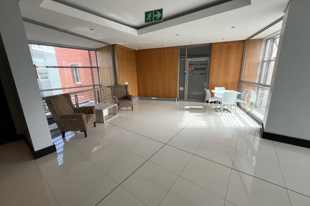 Elevate Your Business in Century City’s Premier Hyde Park House. Versatile 116 squares Office - Photo 4