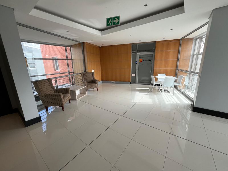 Elevate Your Business in Century City’s Premier Hyde Park House. Versatile 116 squares Office - Photo 4