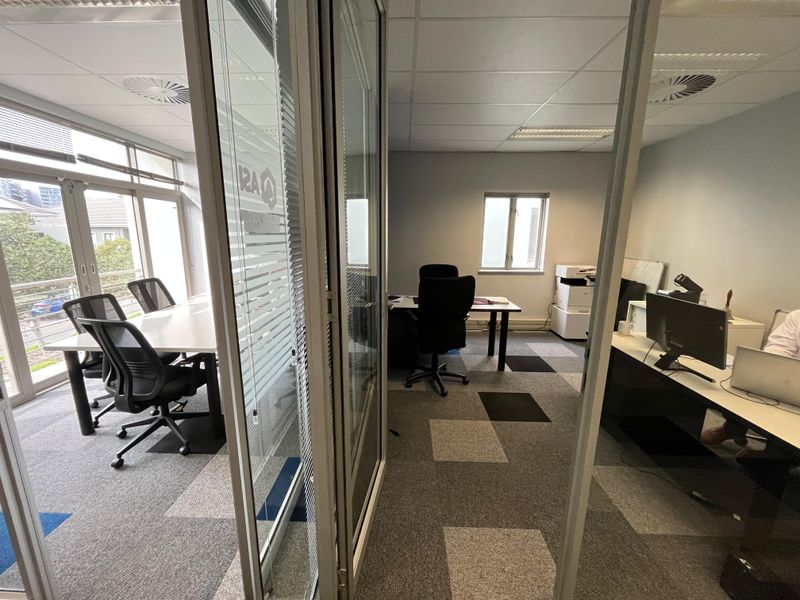 Elevate Your Business in Century City’s Premier Hyde Park House. Versatile 116 squares Office - Photo 10