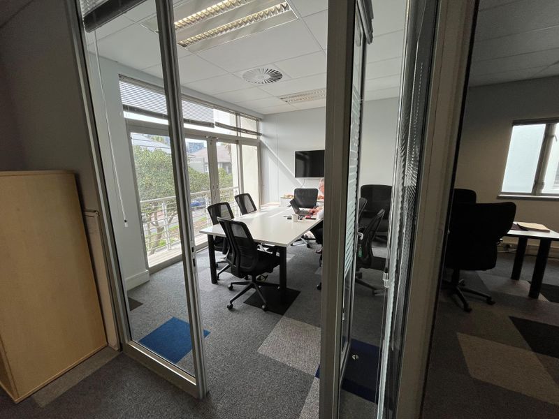 Elevate Your Business in Century City’s Premier Hyde Park House. Versatile 116 squares Office - Photo 9