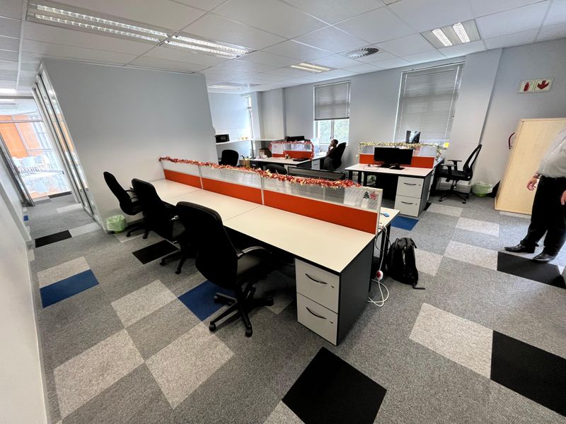 Elevate Your Business in Century City’s Premier Hyde Park House. Versatile 116 squares Office - Photo 8