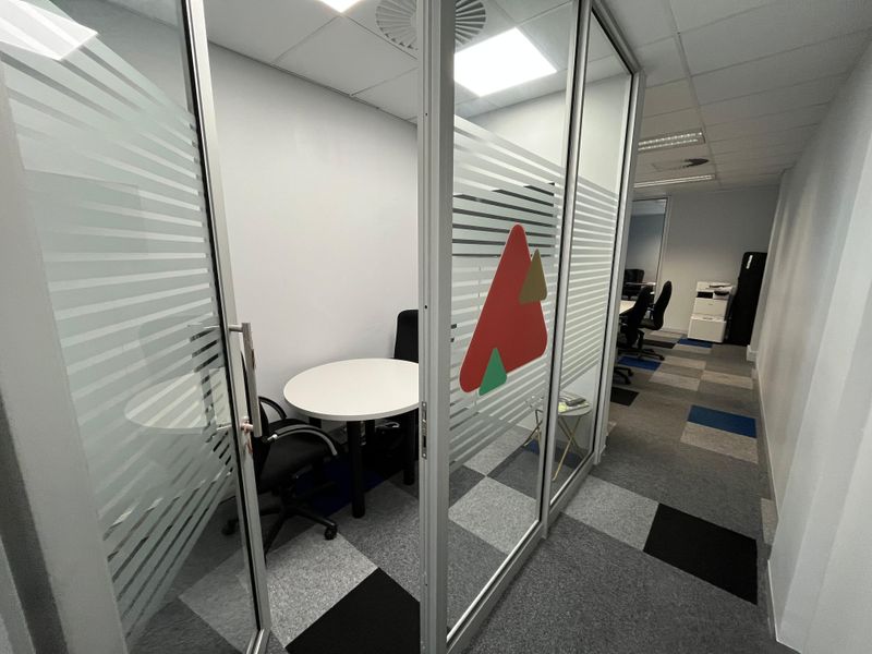 Elevate Your Business in Century City’s Premier Hyde Park House. Versatile 116 squares Office - Photo 7