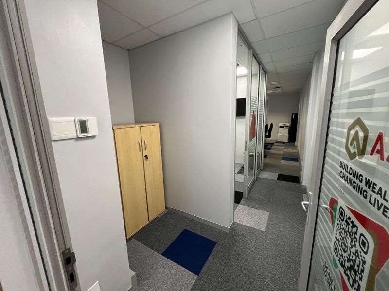 Elevate Your Business in Century City’s Premier Hyde Park House. Versatile 116 squares Office - Photo 6