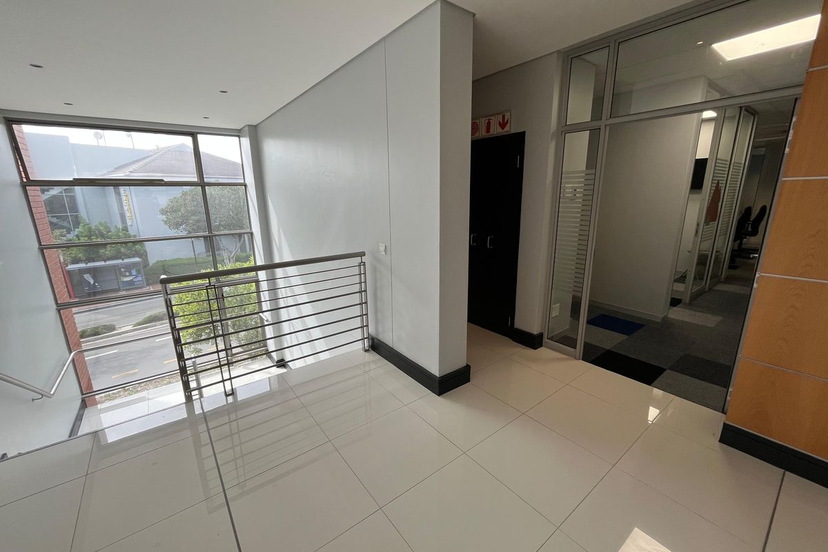 Elevate Your Business in Century City’s Premier Hyde Park House. Versatile 116 squares Office - Photo 5