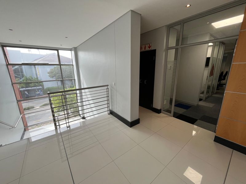 Elevate Your Business in Century City’s Premier Hyde Park House. Versatile 116 squares Office - Photo 5