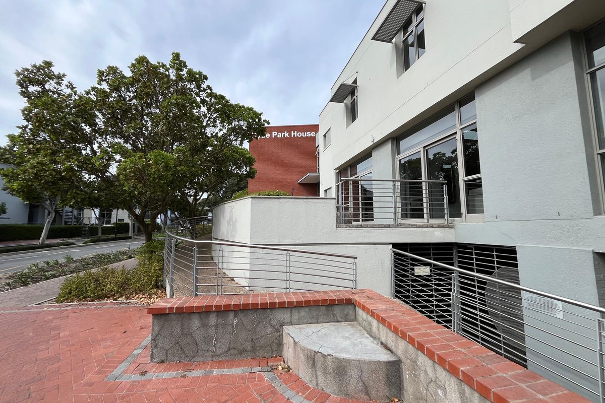 Elevate Your Business in Century City’s Premier Hyde Park House. Versatile 116 squares Office - Photo 3