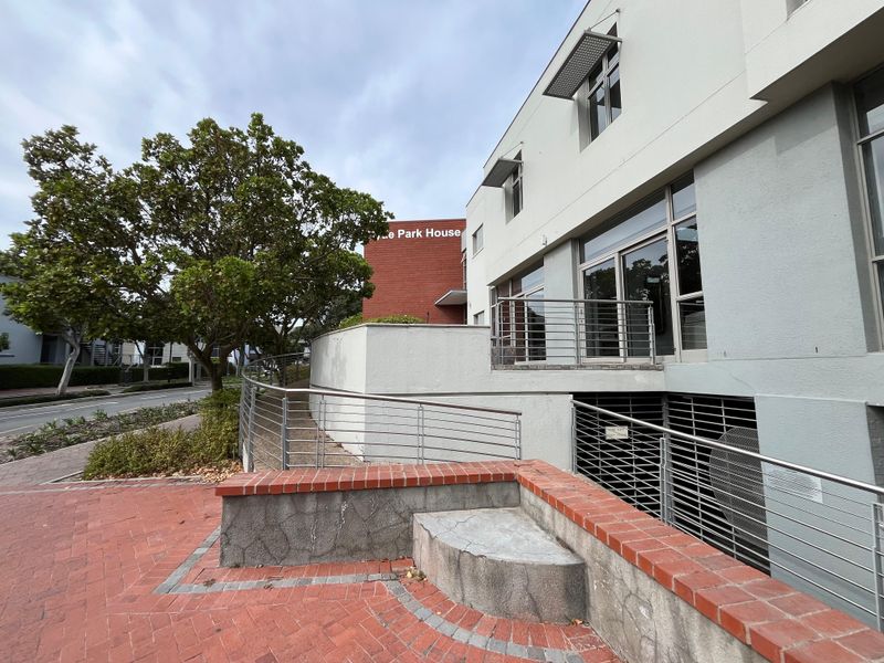 Elevate Your Business in Century City’s Premier Hyde Park House. Versatile 116 squares Office - Photo 3