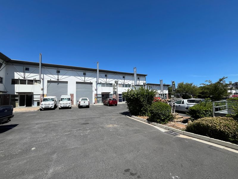 Secure Through-Access Warehouse & Office Facility with Dual Roller Shutter Doors. - Photo 2