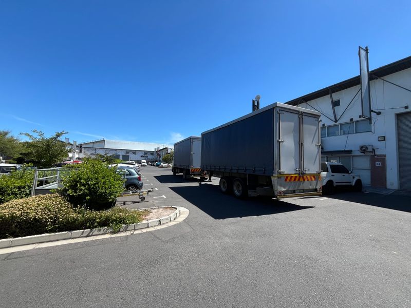 Secure Through-Access Warehouse & Office Facility with Dual Roller Shutter Doors. - Photo 3
