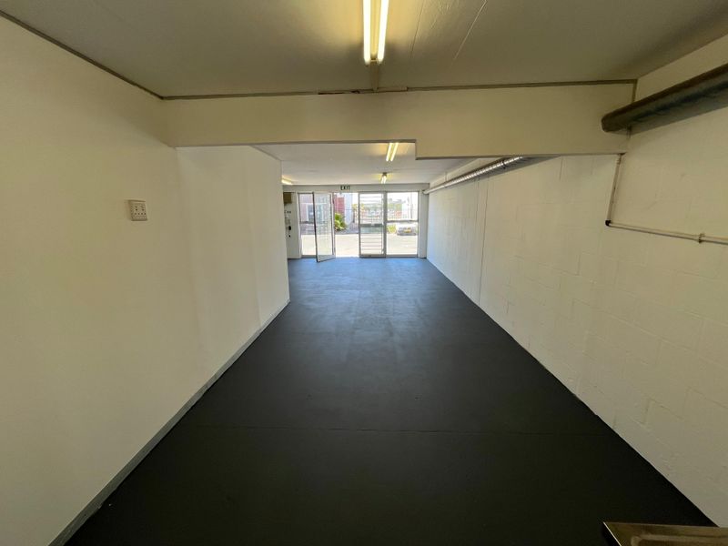 Secure Through-Access Warehouse & Office Facility with Dual Roller Shutter Doors. - Photo 10
