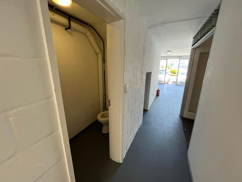 Secure Through-Access Warehouse & Office Facility with Dual Roller Shutter Doors. - Photo 8