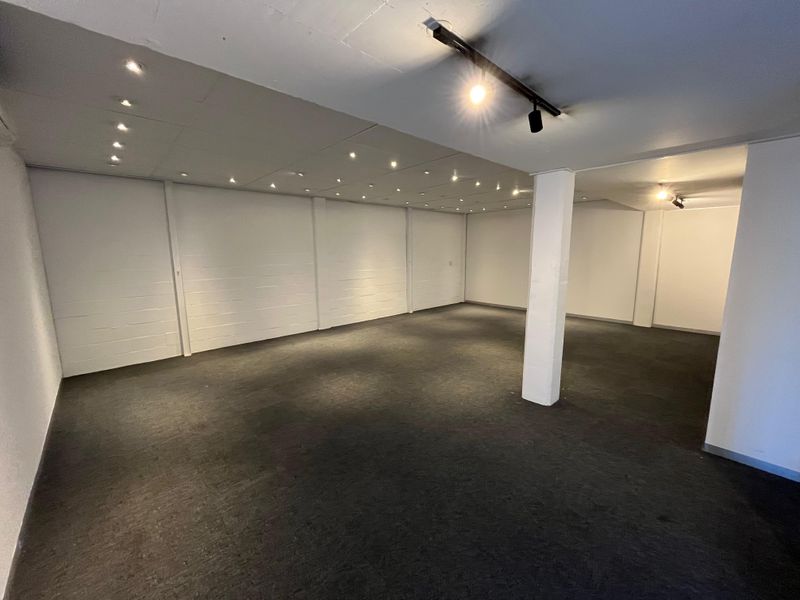 Secure Through-Access Warehouse & Office Facility with Dual Roller Shutter Doors. - Photo 7