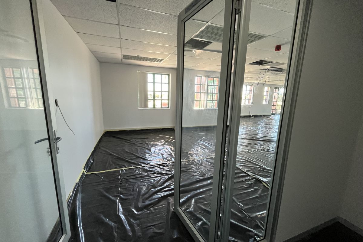 Expansive Corner Office with Wrap-Around Balcony Access Brookside Office Park, Claremont - Photo 2